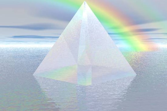 piramide di cristallo sull'acqua 579