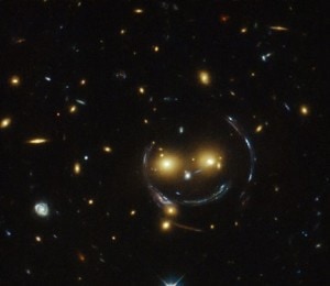 Una lente gravitazionale con simmetria ad anello. (Nasa/Esa)