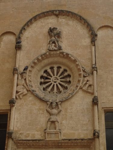 Rosone San Domenico a Matera - il Cuore circolare al centro del quaternario: l’Anima, l’Essere, che domina la “Ruota della Fortuna” del Divenire